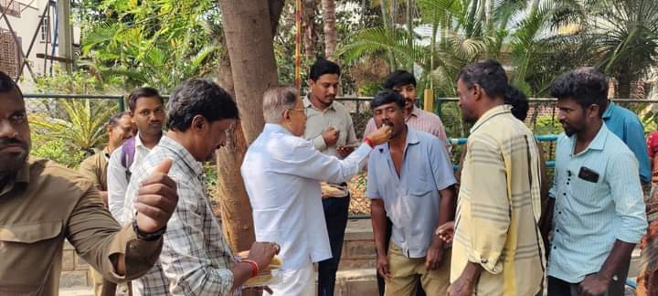 MKrishnappa_'s tweet photo. #ಉತ್ತರಹಳ್ಳಿ ವಾರ್ಡಿನ ವಿವಿದೆಡೆ ನೀರಿನ ಸಮಸ್ಯೆಯ ಹಿನ್ನಲೆ  ಪೂರ್ಣಪ್ರಜ್ಞಾ ಲೇಔಟ್ ನ ಜಲಮಂಡಳಿ (BWSSB) ವತಿಯಿಂದ ಟ್ಯಾಂಕರ್ ಮೂಲಕ ಸಾರ್ವಜನಿಕರಿಗೆ ಕಾವೇರಿ ನೀರಿನ ಪೂರೈಕೆ ಮಾಡಲು ಇಂದು ಚಾಲನೆ ನೀಡಿದೆನು.

#MKrishnappa | #BangaloresouthMLA
#Uttarahalli https://t.co/SjkKiBngVY