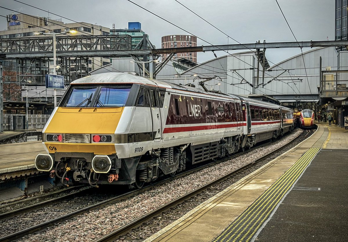 LNER 91109 ‘Sir Bobby Robson’ stands in platform 9 with the 07:15 departure for London Kings Cross. A little bit of a delay arriving from Neville Hill resulted in a welcome platform change at Leeds. #Class91 #Electra #LNER #LeedsCityStation #Trainspotting