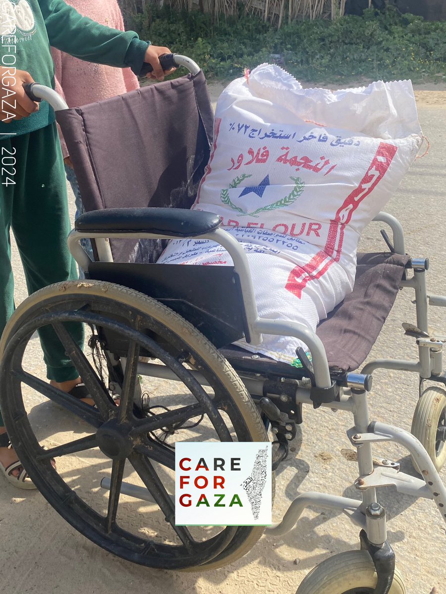 CareForGaza's tweet image. Delivering more flour bags to the refugees in Gaza.
