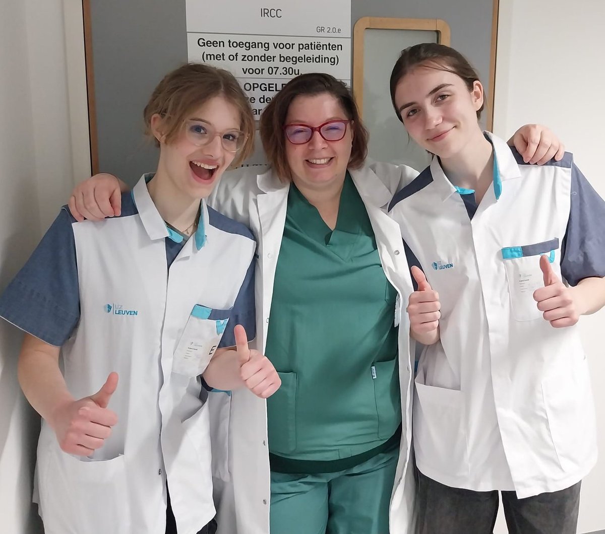 Recap Stage Take Over <a href="/UZLeuven/">UZ Leuven</a> met <a href="/hogeschoolUCLL/">Hogeschool UCLL</a> verpleegkundeghbleuven en Stfran. 14 Studenten op stage namen 28 middelbare scholieren mee op pad @DagvandeZorg. Speciale dank aan hen en alle verpleegkundigen, mentoren en @hildecrevits voor de mooie woorden. #grensverleggers