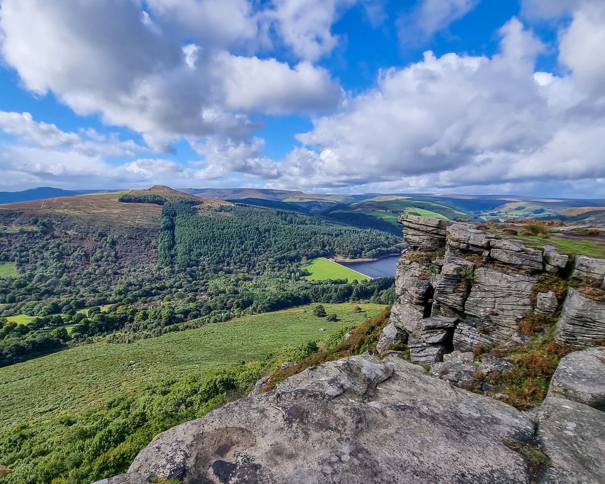 Views of Win Hill from Bamford Edge - who else loves this view 💜💙💚