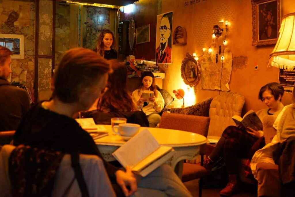 CasaLettori's tweet photo. Basta cellulari, schermi accesi e notifiche incessanti: il Café Brecht ad Amsterdam ospita “The Offline Club”, dove le persone possono intessere amicizie e condividere idee senza i social e le app di messaggistica alla mano https://t.co/5UF2bt6t1l