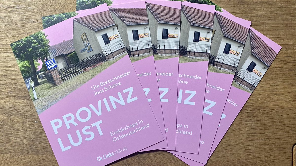 #Followerpower. Heute erscheint die #Provinzlust ganz offiziell. Ich würde mich riesig über Fotos freuen, wenn jemand ein Exemplar im Buchhandel usw. entdeckt.

Im Austausch gibt es, so gewünscht, die berühmte Provinzlust-Karte.
Gern RT. Danke!
<a href="/bretschneider_u/">uta bretschneider</a> <a href="/Aufbau_Verlag/">Aufbau Verlage</a>