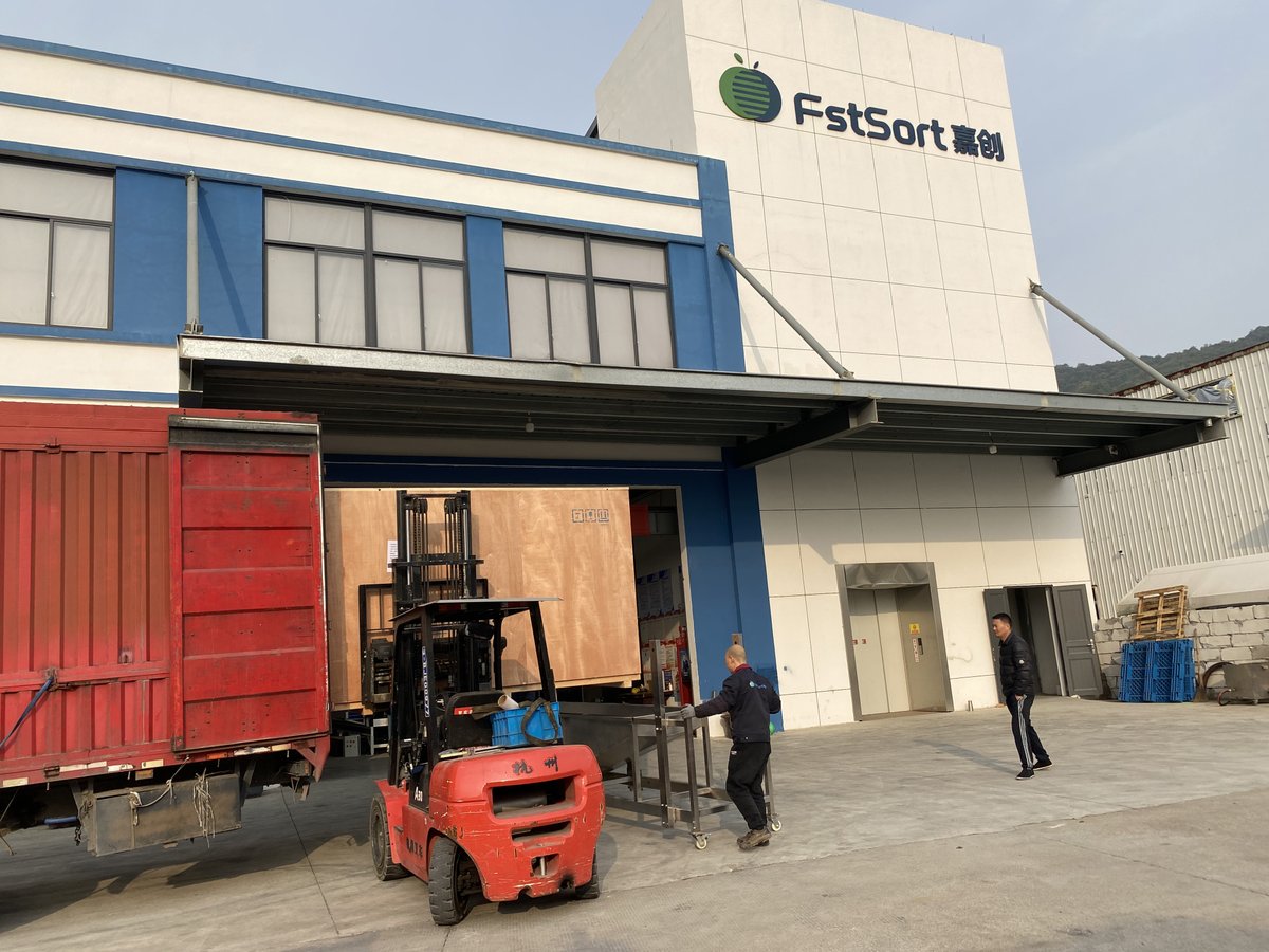 FruitprocessI's tweet photo. 🔥🔥🔥Plum sorting packing machine has been loaded on the truck🚛🚛🇲🇰

🔸Hopper&amp;inspection table
🔸Adjustable roller sorter
🔸Manual filling and weighing system

Get Price service@fruitprocess.com
Learn more httpsfruitprocess.comen-usroller-graderplums-and-apricot-grader https://t.co/B8k2YpV3sI