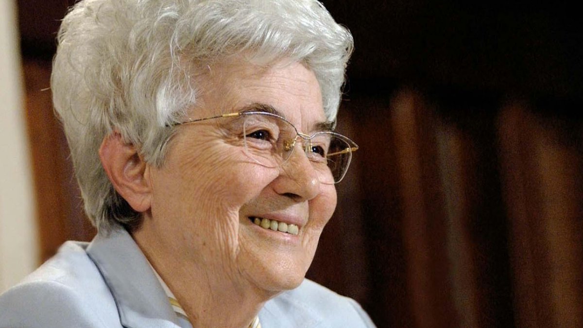 AlzogliOcchi's tweet photo. Per amare, il cristiano deve fare come Dio:
non attendersi di essere amato, ma amare «per primo».

Chiara Lubich ci ha lasciato il #14marzo 2008
#ChiaraLubich https://t.co/xODD3g0S1K
