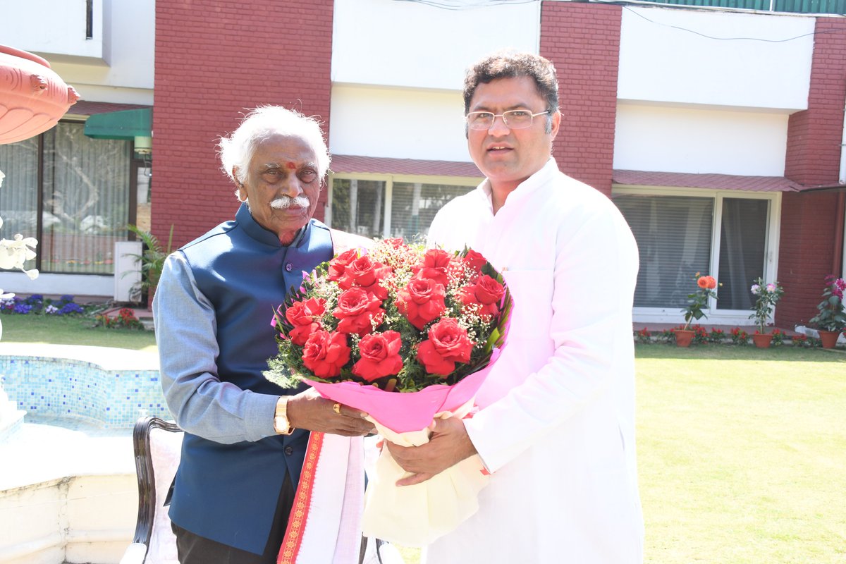 Tanwar_Indian's tweet photo. आज प्रातः चंडीगढ़ राजभवन पहुँचकर महामहिम राज्यपाल आदरणीय श्री @Dattatreya  जी से शिष्टाचार भेंट की व सिरसा संसदीय क्षेत्र से लोकसभा प्रत्याशी चुने जाने पर आशीर्वाद लिया। https://t.co/nhdfmjH7Yt