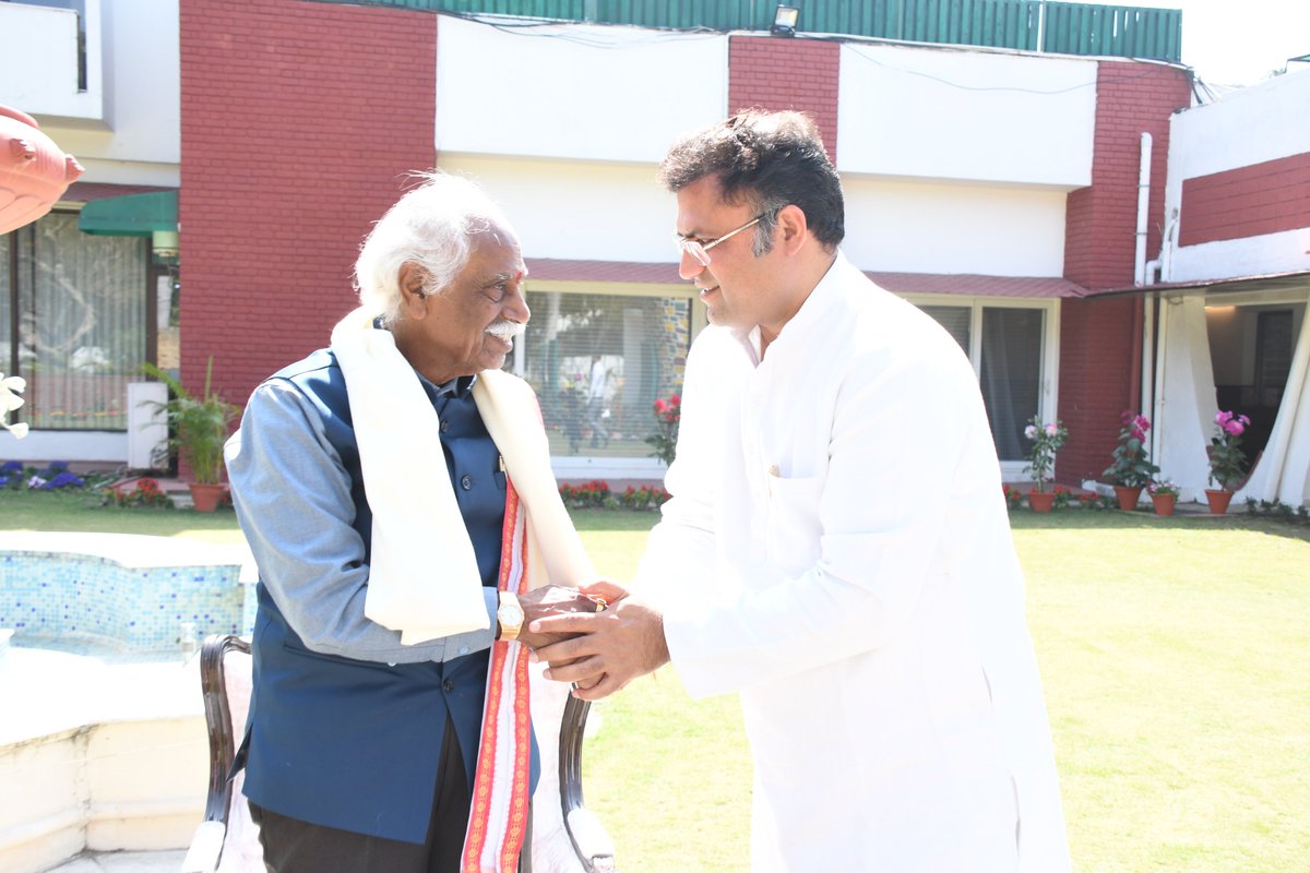 Tanwar_Indian's tweet photo. आज प्रातः चंडीगढ़ राजभवन पहुँचकर महामहिम राज्यपाल आदरणीय श्री @Dattatreya  जी से शिष्टाचार भेंट की व सिरसा संसदीय क्षेत्र से लोकसभा प्रत्याशी चुने जाने पर आशीर्वाद लिया। https://t.co/nhdfmjH7Yt