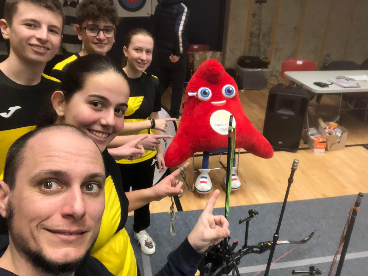#TerredeJeux2024 | 💪🏆🏹 Avec une victoire de 6-0 en finale, les Archers Riomois, représentants du collège Michel de l’Hospital, remportent le championnat de France UNSS pour la 3ème année.

Une belle récompense pour le club et le collège qui évoluent ensemble depuis 5 ans !