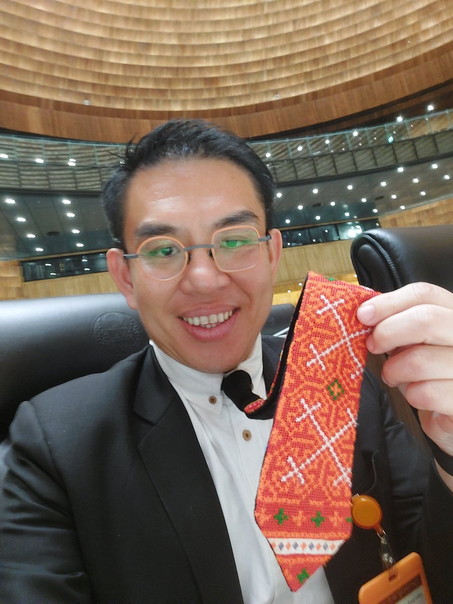 wirojlak's tweet photo. ขอบคุณเน็คไทปักมือ จากกลุ่มชาติพันธุ์ จากภาคเหนือ และขอบคุณพี่ไก่ @TPaweenasatien สส.ลำปาง ที่กรุณานำมามอบให้นะครับ https://t.co/tiduQ05eYf