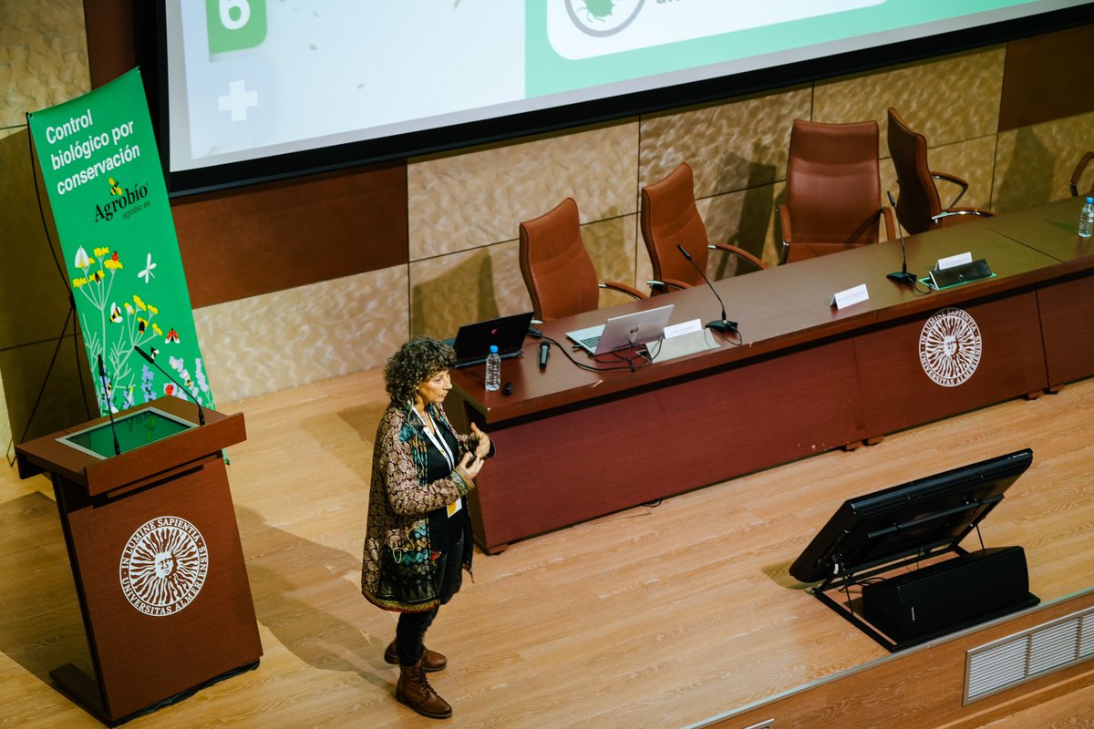 Mónica González, Doctora Ingeniera Agrónoma y parte del Departamento de Desarrollo en Campo de <a href="/AgrobioSL/">Agrobio S.L.</a> en su ponencia: “Necesitamos un cambio de mirada hacia lo autóctono”🌿🐞🏢❤️ #controlbiológico