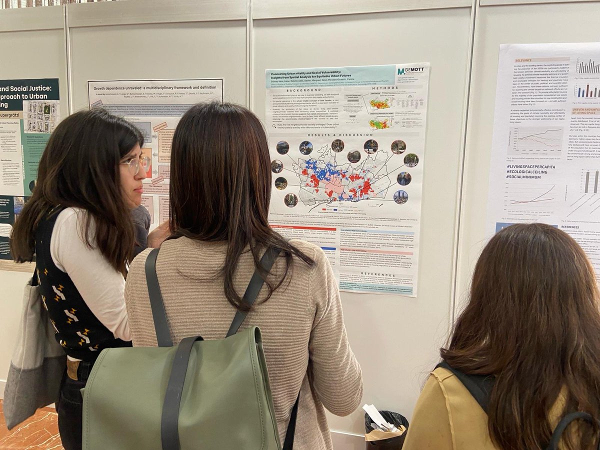 🎉 Vibrant scenes at #GrowthVsClimate conference! Just spotted attendees engrossed in discussions around @irenitayyo's poster on urban vitality – it's fantastic to see such engaged participants. @ICTA_UAB @Geografia_UAB