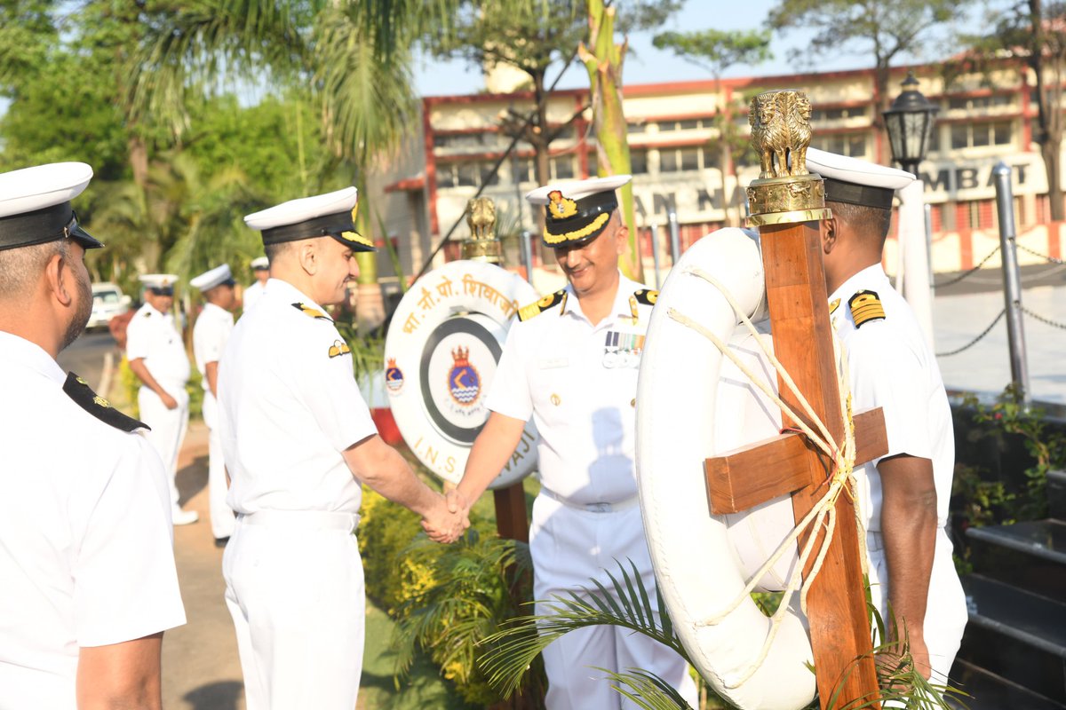 PRODefPune's tweet image. Commodore Sameer Chaudhry assumed duties of Commanding Officer, INS Shivaji,  the premier Marine Engineering training establishment of Indian Navy, from Commodore Mohit Goel, Nau Sena Medal, in a ceremonial parade held on 11 Mar 24 at #Lonavla.