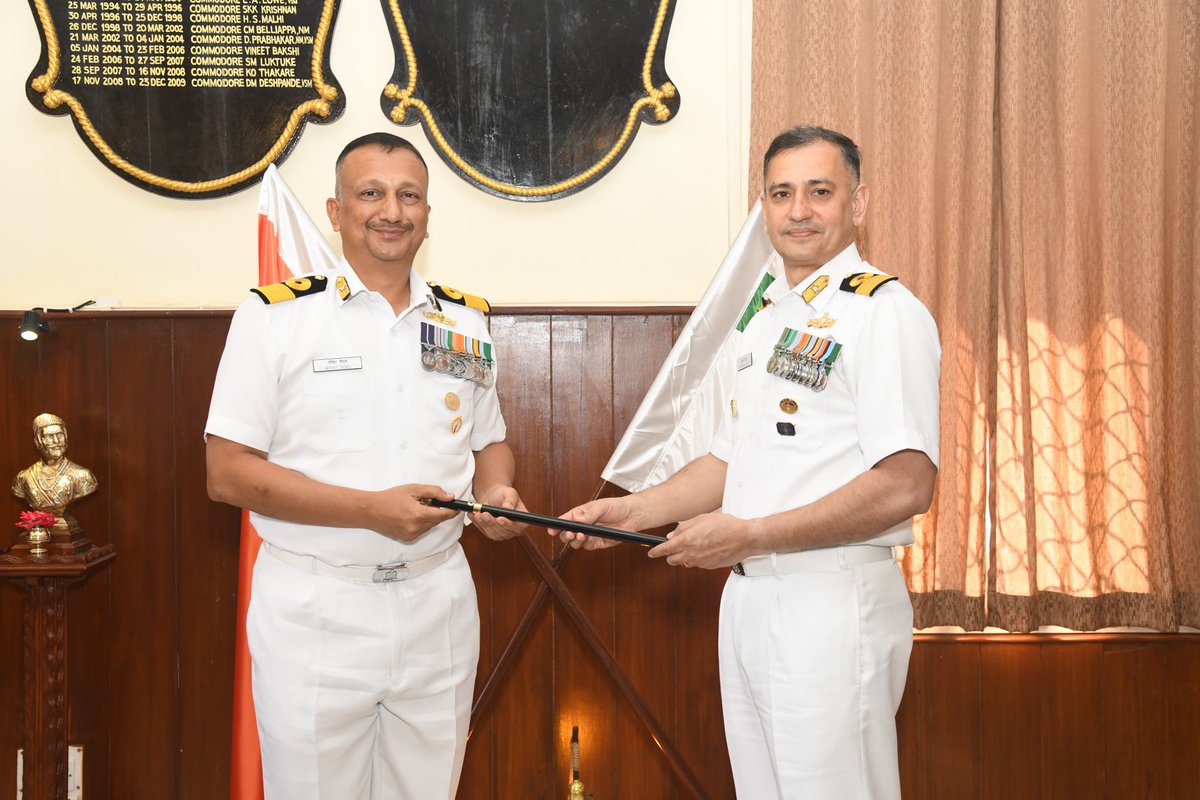 PRODefPune's tweet image. Commodore Sameer Chaudhry assumed duties of Commanding Officer, INS Shivaji,  the premier Marine Engineering training establishment of Indian Navy, from Commodore Mohit Goel, Nau Sena Medal, in a ceremonial parade held on 11 Mar 24 at #Lonavla.