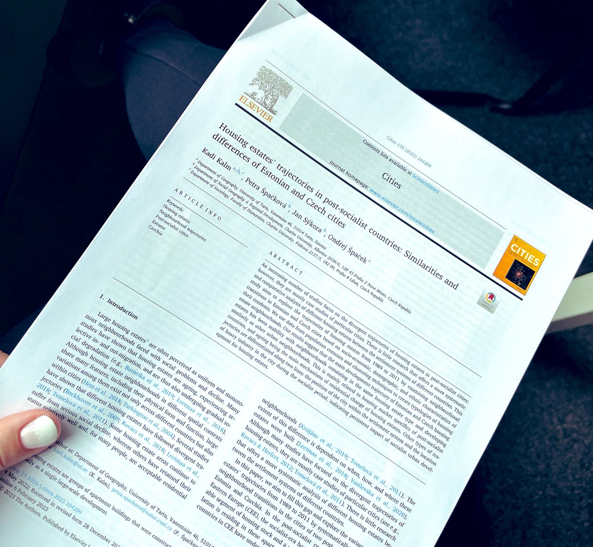 ZdenkaHavlova's tweet photo. Díky moc @JanSkora12 za představení výzkumu @UrRlab o sídlištích v ČR! Doporučuji článek, těšíme se na vydání dalších. Přemýšlím, jak na to navázat v analýzách co děláme v KAM na @iprpraha. Někdo nějaké nápady? #analyzy #mesto #sidliste #poznatmesto https://t.co/9FvNs5t6O4