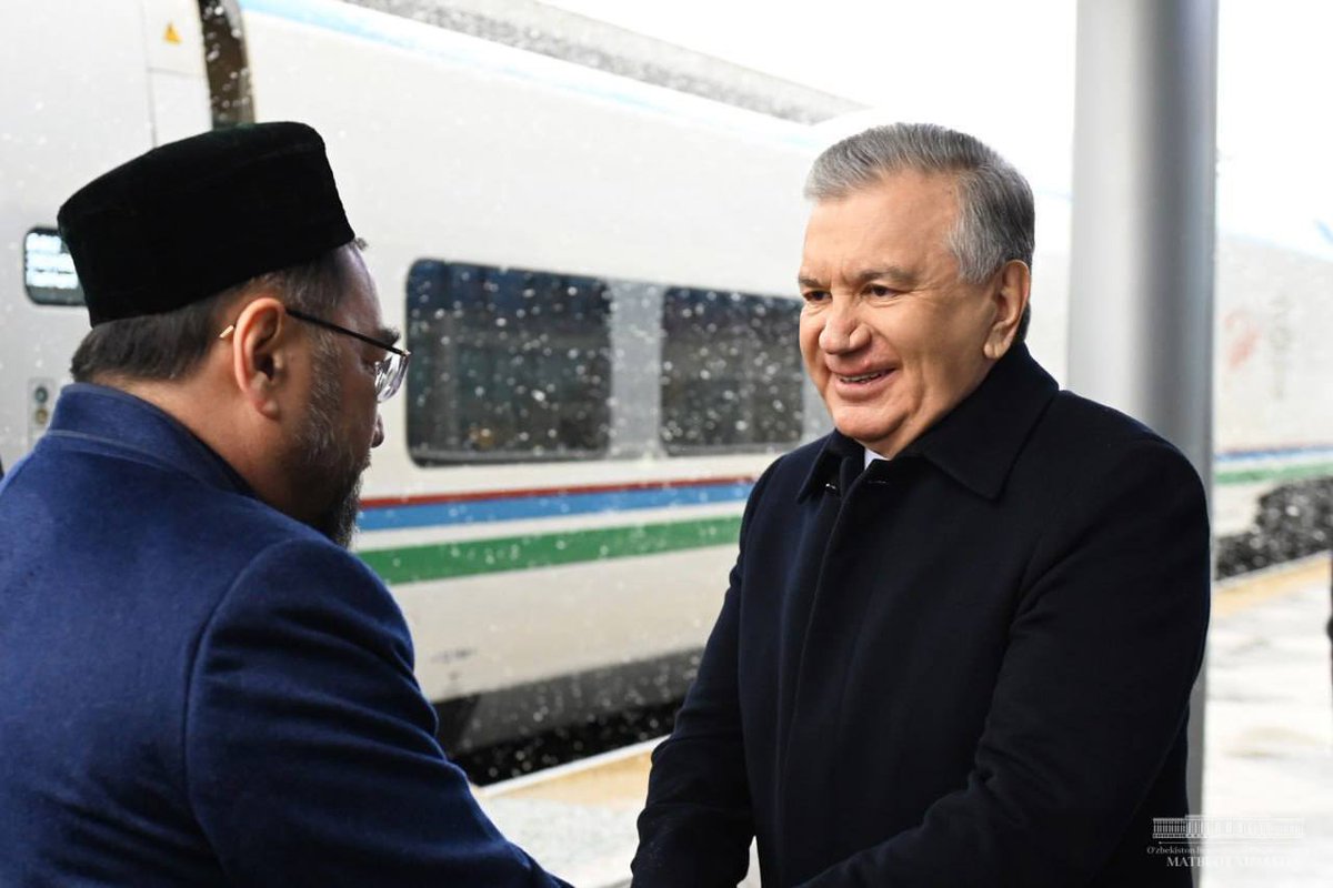 UmidjonTojiyev's tweet photo. Президент Шавкат Мирзиёев аҳоли ҳаёти билан яқиндан танишиш мақсадида Сирдарё вилоятига йўл олди. Сафар асносида давлатимиз раҳбари Ўзбекистон мусулмонлари идораси раиси, муфтий Нуриддин Холиқназаров билан самимий суҳбатлашди.
#Mirziyoyev #uchrashuv #Ramazon #marifat https://t.co/37WhAkovPT