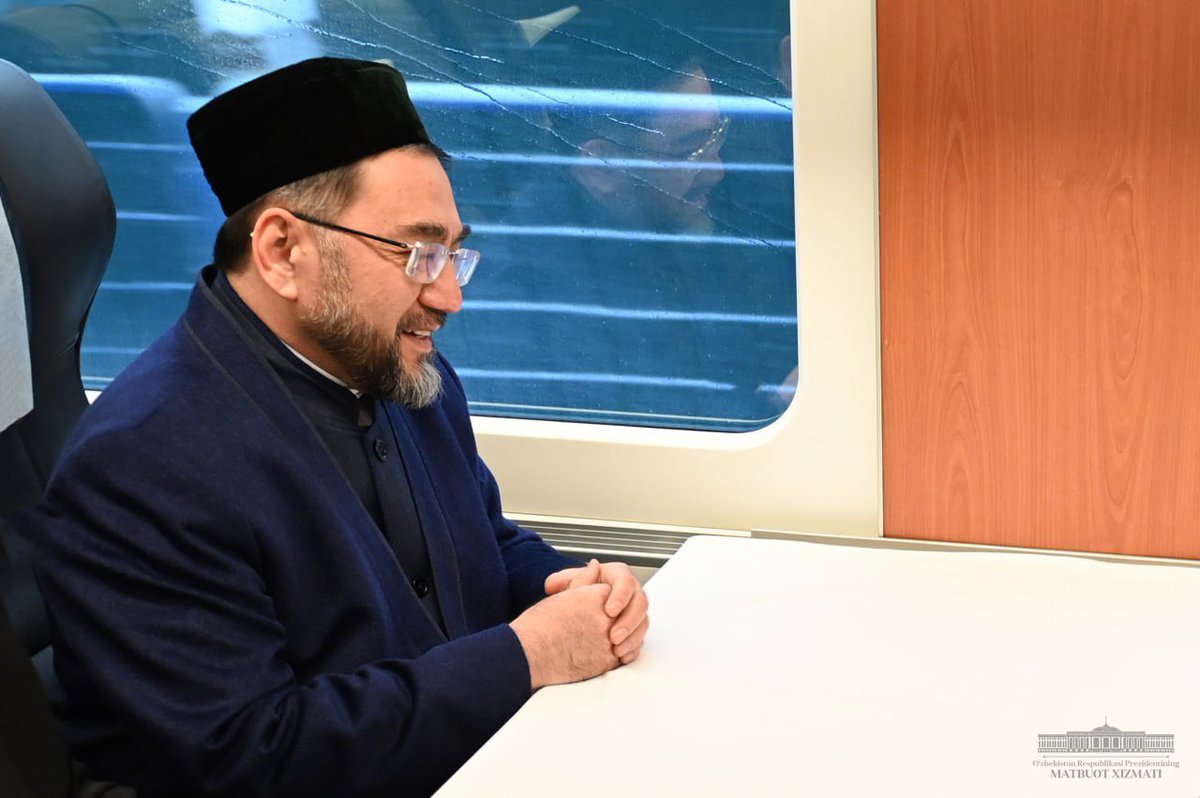 UmidjonTojiyev's tweet photo. Президент Шавкат Мирзиёев аҳоли ҳаёти билан яқиндан танишиш мақсадида Сирдарё вилоятига йўл олди. Сафар асносида давлатимиз раҳбари Ўзбекистон мусулмонлари идораси раиси, муфтий Нуриддин Холиқназаров билан самимий суҳбатлашди.
#Mirziyoyev #uchrashuv #Ramazon #marifat https://t.co/37WhAkovPT