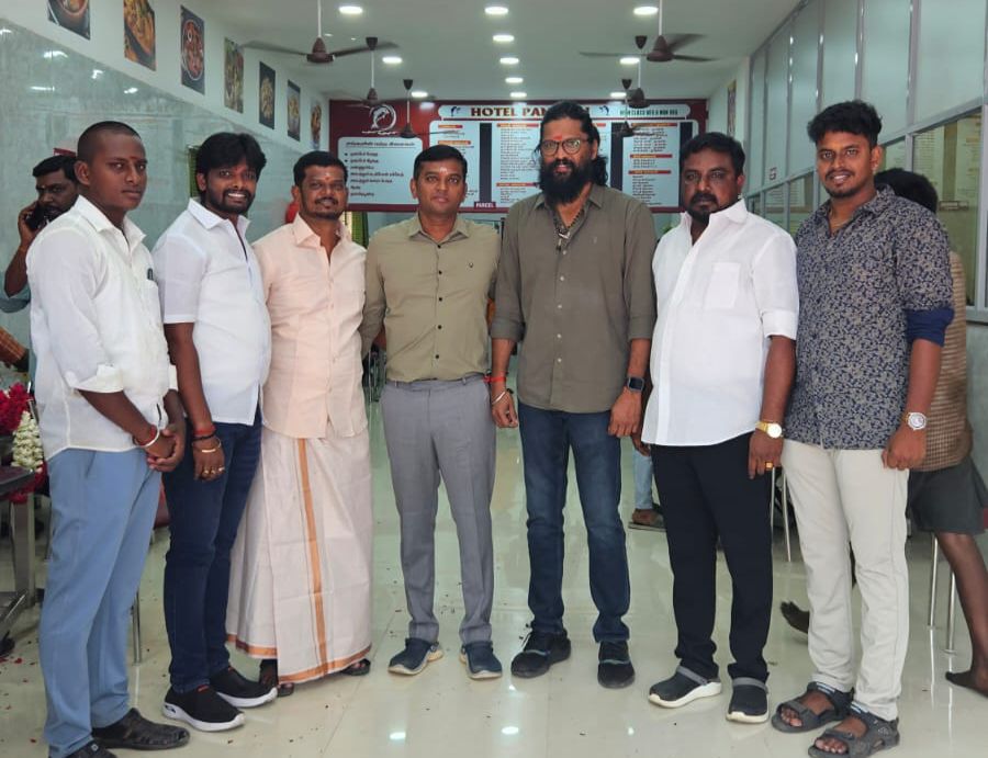 #ShriPRajendraCholan IAS, Secretary of Deputy CM, Karnataka அவர்களை பாண்டியன் ஹோட்டல் (அம்பத்தூர் எஸ்டேட்) திறப்பு விழாவின் போது அன்பு அண்ணன் #சௌந்தரராஜா  அவர்களின் தலைமையில் #மண்ணுக்கும்மக்களுக்கும் அறக்கட்டளையினர் சந்தித்தனர் 
<a href="/soundar4uall/">Soundararaja Actor</a> 

#Soundararaja
#MannukkumMakkalukkum