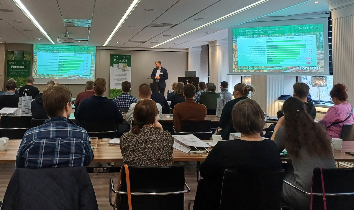 Foresteero's tweet photo. Tupa täynnä! ForestKIT käyttäjäpäivät Jyväskylässä. Juho Lammi'n ajankohtaiskatsaus #ForestKIT @TAPIOForestry https://t.co/PDZH1Mr2gb