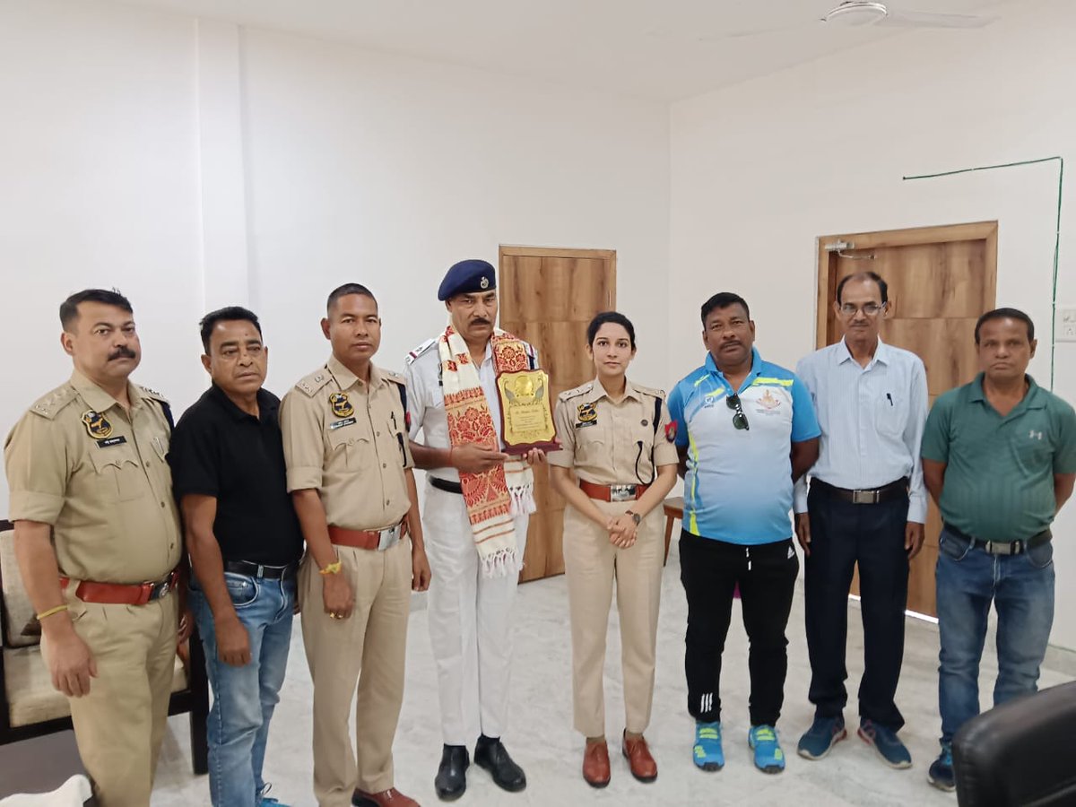 ASI Bhupen Kalita of Nalbari DEF was felicitated at office of SP Nalbari He bagged winning 3rd prize in High Jump at National Level Masters Championships 2024 held at Goa! Many congratulations to ASI Bhupen Kalita & his coaches! 💐💐 @CMOfficeAssam @assampolice @DGPAssamPolice