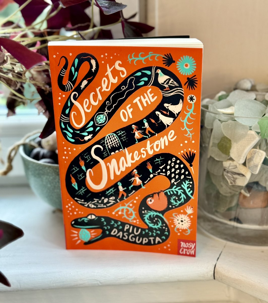 alastair_ch's tweet photo. "In the moonlight under the Eiffel Tower sat a sewer rat…"
Happy book birthday to @PiuDasGupta1's SECRETS OF THE SNAKESTONE! 🎂🎂🎂 Mysterious lockets, missing parents, secret societies… I'm only a few pages in and already I'm hooked!
@NosyCrow #Snakestone https://t.co/RRs606ciMj