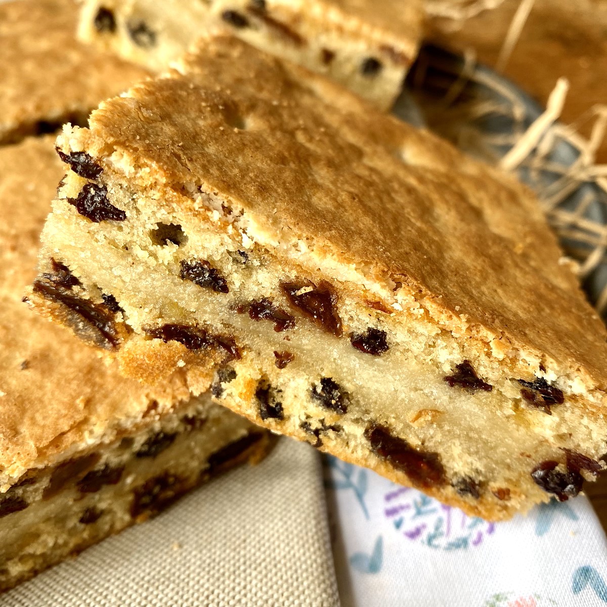 BothamsofWhitby's tweet photo. Botham's Simnel Squares:
~ light, rich fruit cake with distinctive spices
~ baked hidden layer of almond paste
~ topped with toasted almond macaroon...🤤
Enjoy four slices | Price £9.95
Order now > https://t.co/XA0mw6A1KL
#easterwithbothams #simnel #whitby #bakery https://t.co/CB5melDvqy