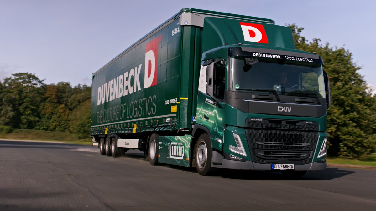 designwerkgroup's tweet photo. Elektrisch über die Grenze ⚡

Seit Herbst letzten Jahres transportiert die Firma Duvenbeck mit einem #Designwerk MID CAB Semi Lowliner 4x2T 340E Automobile und Schwergut. Der #ELKW fährt täglich von Westdeutschland nach Belgien, in die Niederlande oder nach Luxemburg. https://t.co/QQdsYKwNh4