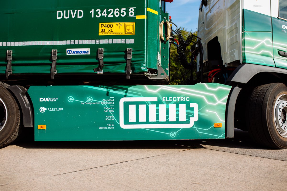 designwerkgroup's tweet photo. Elektrisch über die Grenze ⚡

Seit Herbst letzten Jahres transportiert die Firma Duvenbeck mit einem #Designwerk MID CAB Semi Lowliner 4x2T 340E Automobile und Schwergut. Der #ELKW fährt täglich von Westdeutschland nach Belgien, in die Niederlande oder nach Luxemburg. https://t.co/QQdsYKwNh4