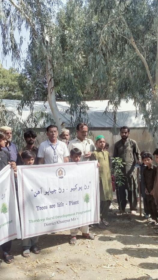 ThardeepOrg's tweet photo. Thardeep Rural Development Programme plantation campaign. Community Resource Persons planting 📷in Village Dodo palh disrict #KhairpurMirsSindh https://t.co/lCKFBMEzBk