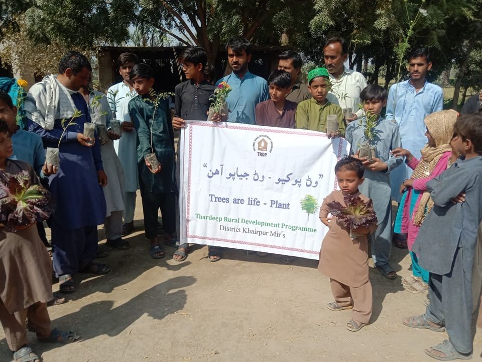 ThardeepOrg's tweet photo. Thardeep Rural Development Programme plantation campaign. Community Resource Persons planting 📷in Village Dodo palh disrict #KhairpurMirsSindh https://t.co/lCKFBMEzBk