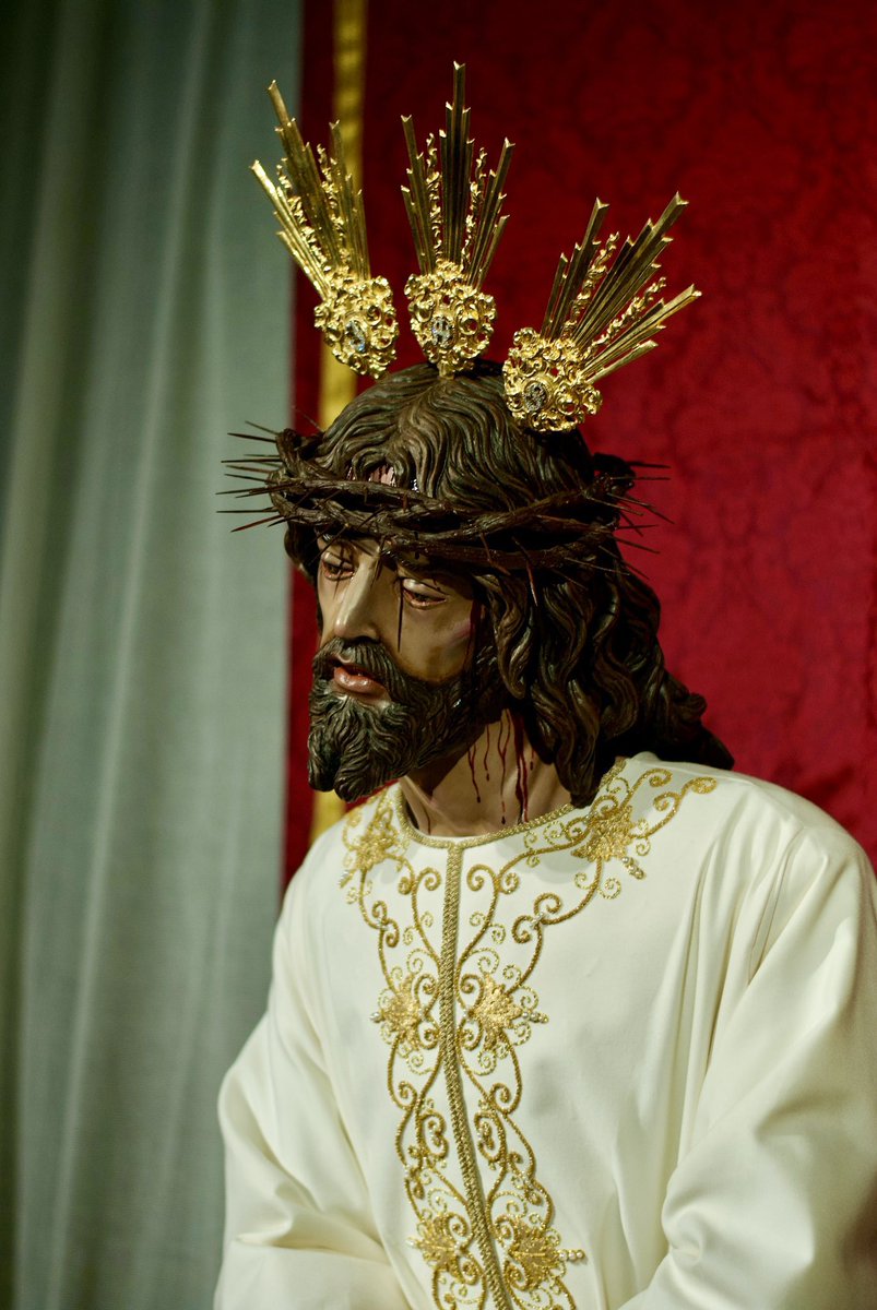 AbnegacionSB's tweet photo. Su presencia nos hace sentir que ya está entre nosotros.

Así luce Nuestro Padre Jesús de la Abnegación en su solemne besamanos.

Estrena túnica de sarga blanca realizada en talleres bordados Canela Leal y donada por un grupo devotos fieles del Señor. 

#Abnegación24 #TDSCofrade https://t.co/XS85XzSM7N