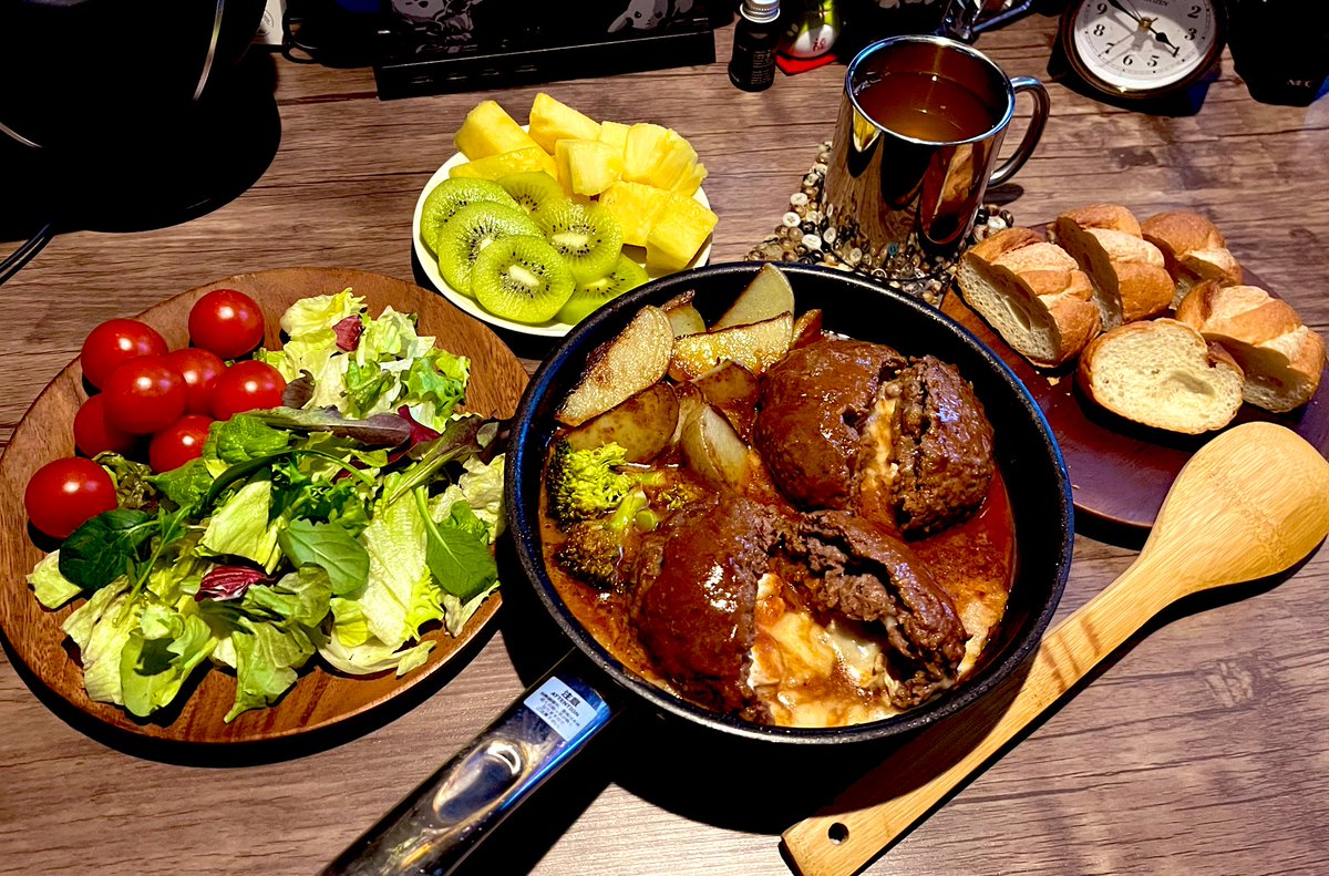 magi01256's tweet photo. ユニコーンオーバーロードおもろすぎて感謝感謝です٩( 'ω' )و 
今日の夕食ゲーム内で飯テロしてくる
【まろやかチーズのハンバーグ】

メロンはなかったのでパイナップルです_(:3 ｣∠)_

 #ユニコーンオーバーロード
 #おうちごはん https://t.co/6so1LShumu