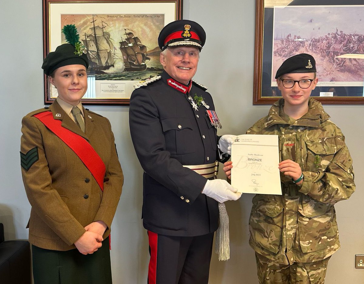 Congratulations to Cadet Henderson, Caw Det who proudly received her Bronze #DukeofEdinbugh Award from @lord_Lieut_cbld & LL Cadet. #cadets1ni #dofe @ACFADofE @DofE_NI @Clint__Riley @sentinel_watch1 @RFCANI @1NIACFENGAGE @cf_hmindsni @ALieutenancy