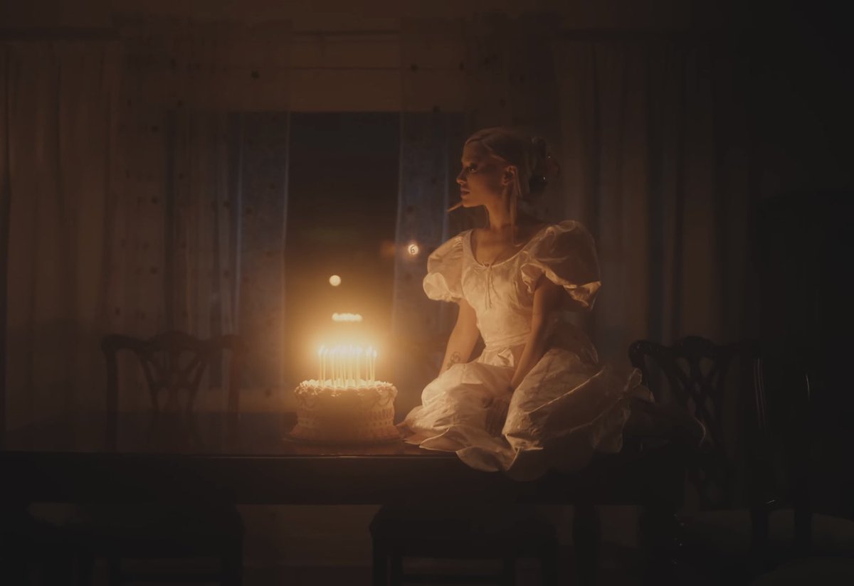 ariana_avenuex's tweet photo. category is : her best music videos https://t.co/DCpRYXIWR6