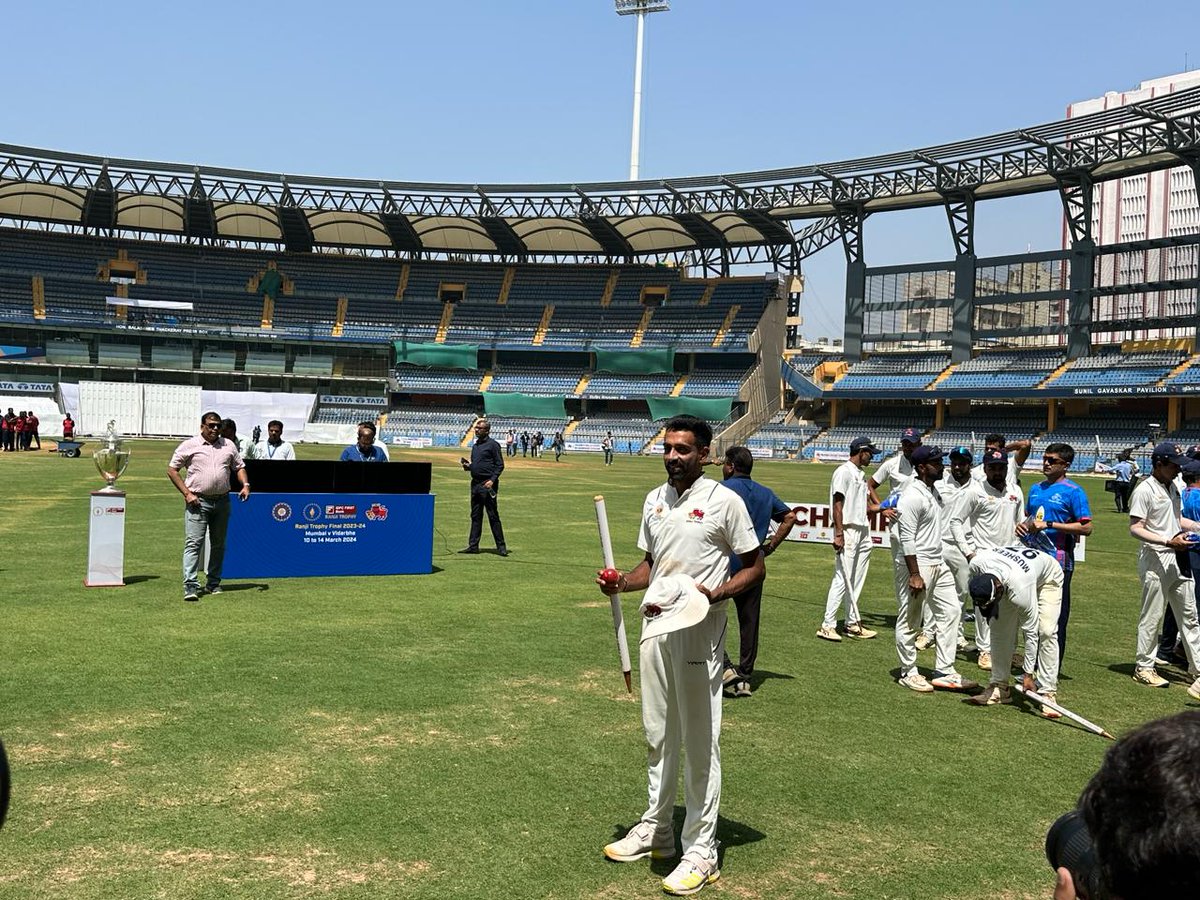 The fitting farewell. Picked the first and the last of Vidarbha's 20 wickets in the #RanjiTrophyFinal. Fare well beyond the wickets too, Dhawal Kulkarni #MUMvsVID