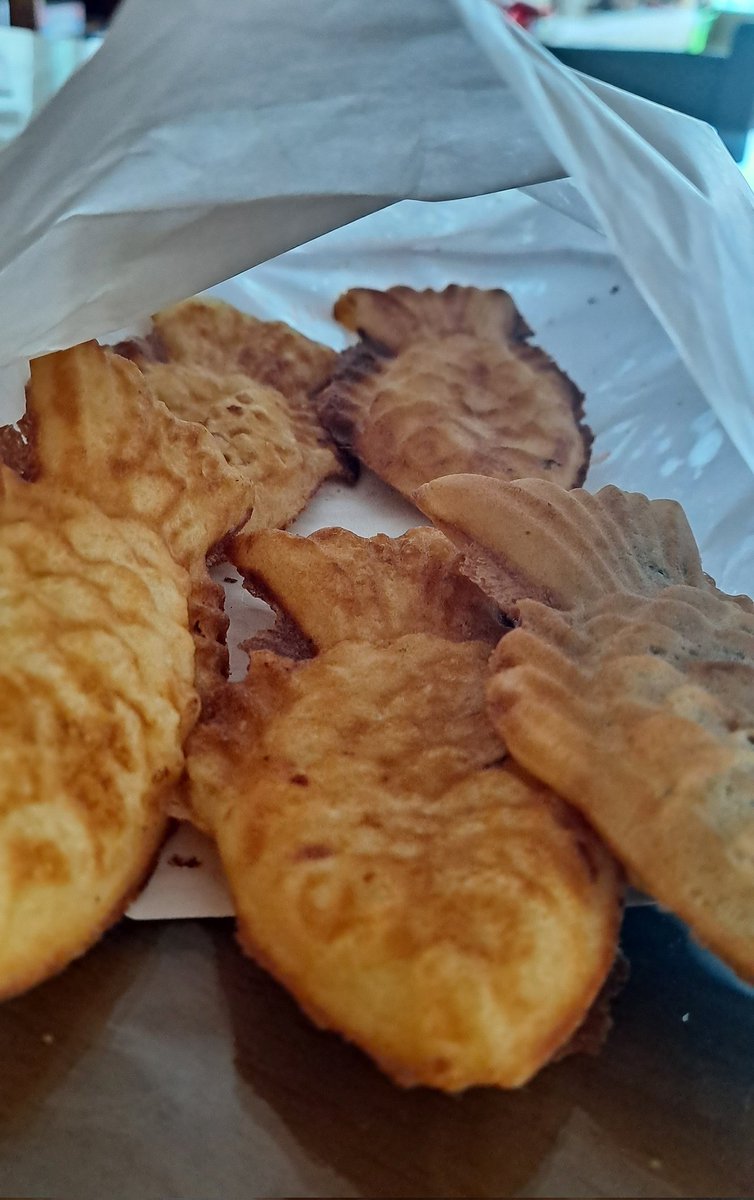 우주 태권도장 데려다주고 오는길에
붕어빵 6마리 사가지고 와서 냠냠중~