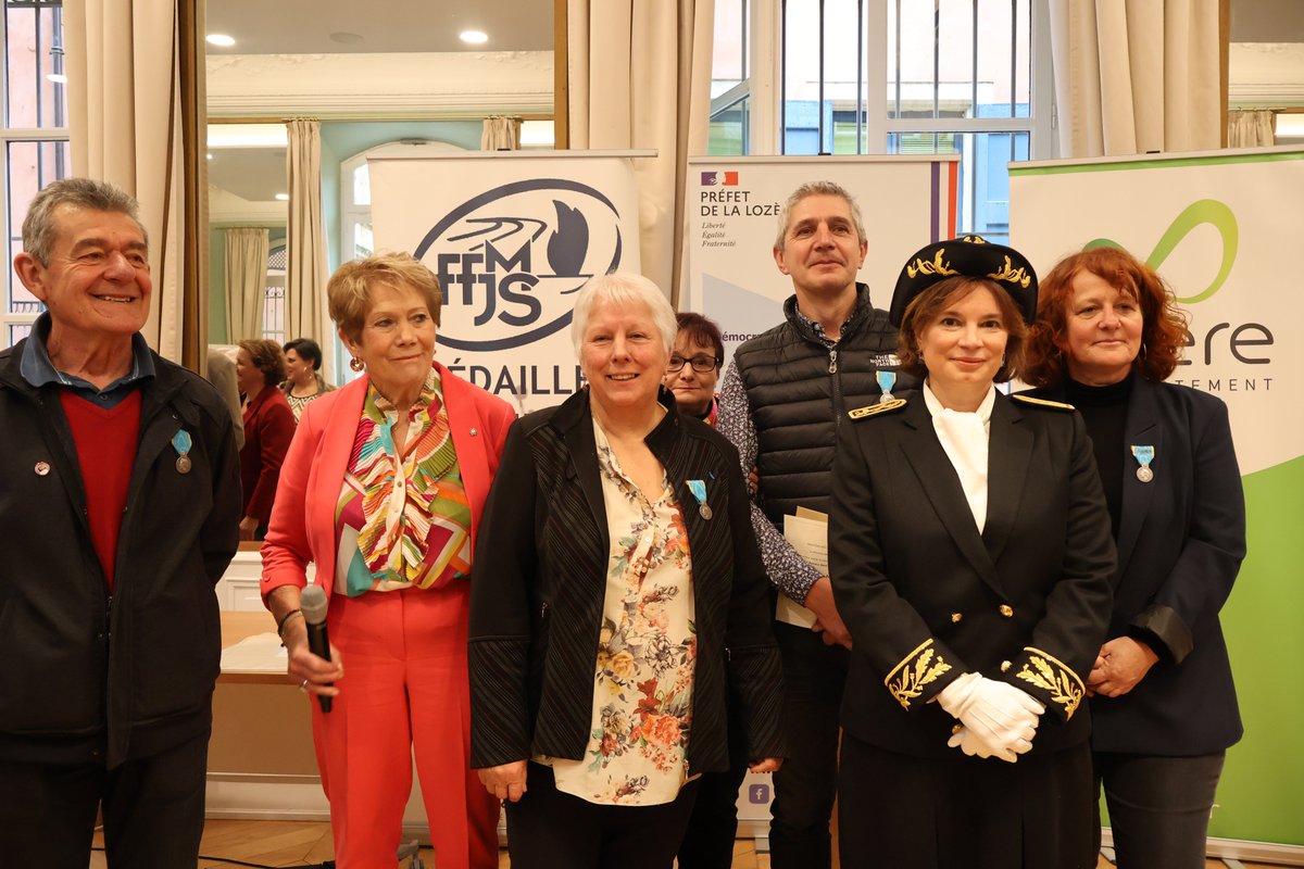 Prefet_48's tweet photo. Laure Trotin, secrétaire générale de la Préfecture a remis  la #MJSEA à 39 récipiendaires. 
📃14 ont reçu des lettres de félicitations
🥉17 ont reçu la médaille de Bronze 
🥈4 ont reçu la médaille d'Argent 
🥇4 ont reçu la médaille d'Or https://t.co/Pf2dV5zryZ
