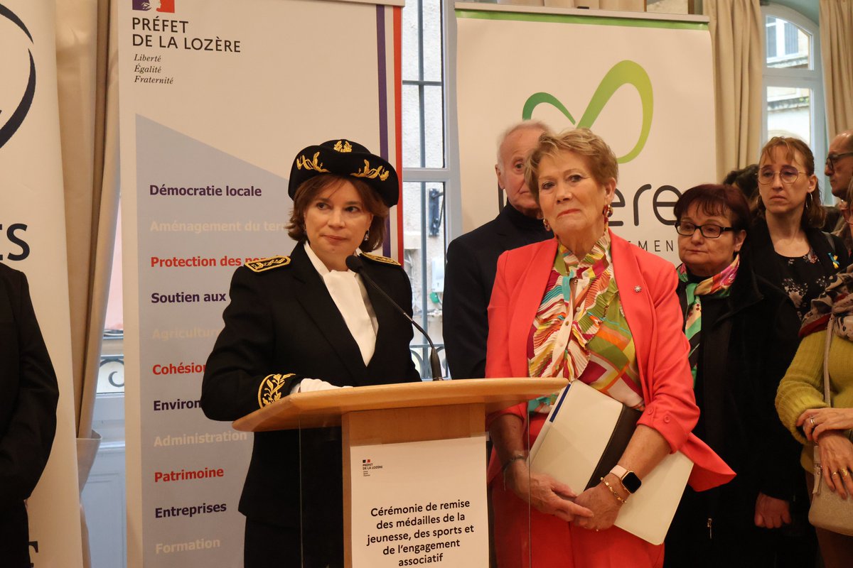 Prefet_48's tweet photo. Laure Trotin, secrétaire générale de la Préfecture a remis  la #MJSEA à 39 récipiendaires. 
📃14 ont reçu des lettres de félicitations
🥉17 ont reçu la médaille de Bronze 
🥈4 ont reçu la médaille d'Argent 
🥇4 ont reçu la médaille d'Or https://t.co/Pf2dV5zryZ