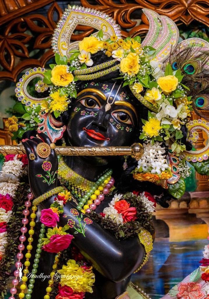 hari_priye_'s tweet photo. जो "निरंतर कृष्ण नाम" लेता है, 
     वो मुझ में ही रहता है।💛 https://t.co/IItq9v9vi3