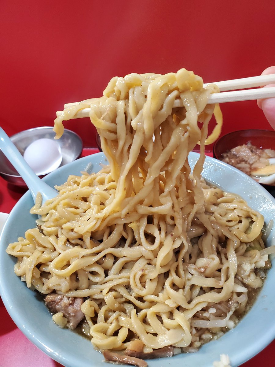 ラーメン富士丸 梶原店👕
ラーメン➕白➕ねぎ➕しょうが➕ブタカスアブラ➕生卵➕🍺

熱々なﾔｻｲをｱﾌﾞﾗをかけて食べ進めしょうが香るスープが“柔らか目”でお願いした麺と抜群に合いました。
白はよく混ぜ、最後はつけ麺風に頂きました‼️

久々のオノさんラーメン美味しかったです(っ´ω｀)っ