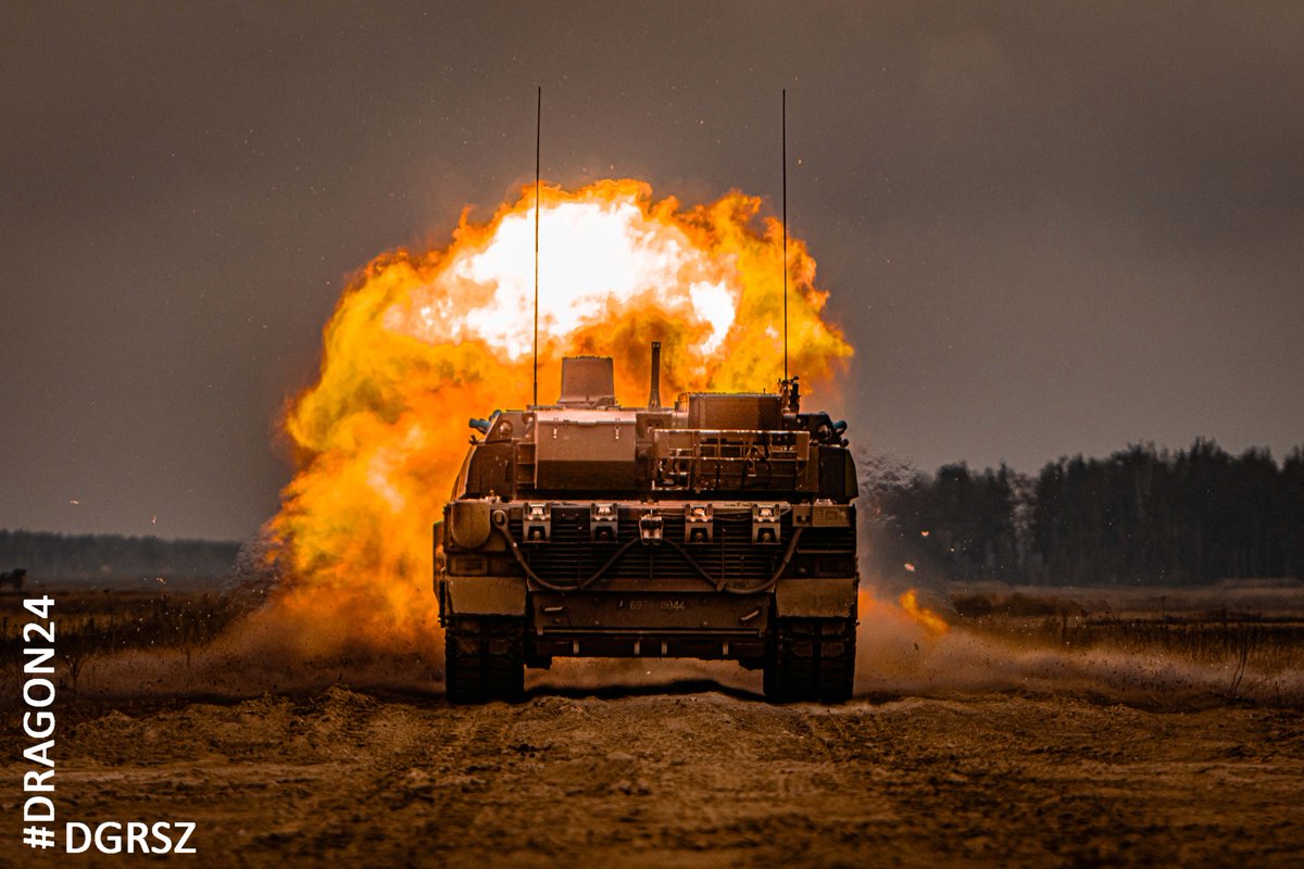 DGeneralneRSZ's tweet photo. Baczność 🫡 Strzelamy 💥
Ostatnie dni #Dragon24 to prawdziwa szkoła ognia.
Próbkę swoich umiejętności zaprezentowały wszystkie formacje uczestniczące w ćwiczeniu, ale "show" skradły potężne i nowoczesne czołgi.
Kierowanie ogniem w obronie wykonane przez załogi K2 Black Panther, M1Abrams, Leo2PL zrobiło piorunujące wrażenie.
#UnitedWeStand #OneMissionOneStand #FightToWin #StrongerTogether #ReadyToFigfhtTonight