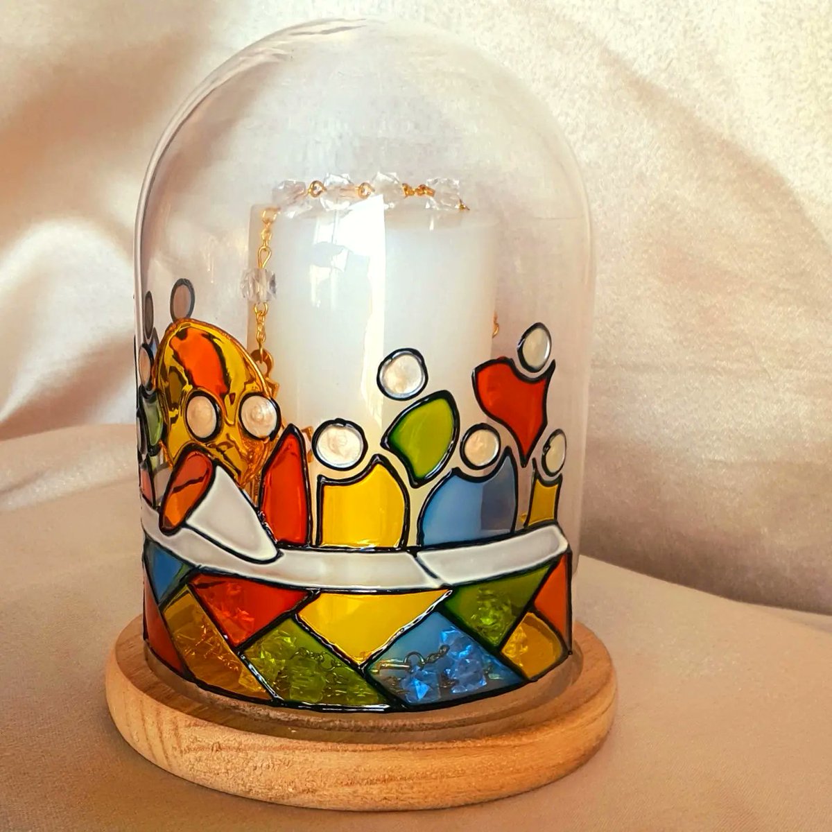 Glass Domes
Last Supper stained glass with wine carafe 
15x10cm
handmade

FOR ANY INFO CONTACT US ON +9613049055 or DM 
#vitrail #communion #firstcommunion #1stcommunion #souvenir #religiousitems #MWZGHEIB #MW #glassdome #mwzgheibsarl  #dome #handmade #handmadegifts #lastsupper