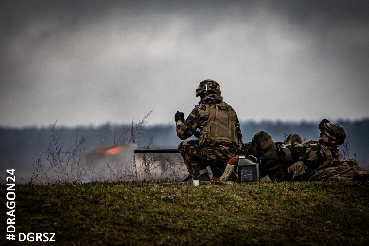 DGeneralneRSZ's tweet photo. Baczność 🫡 Strzelamy 💥
Ostatnie dni #Dragon24 to prawdziwa szkoła ognia.
Próbkę swoich umiejętności zaprezentowały wszystkie formacje uczestniczące w ćwiczeniu, ale "show" skradły potężne i nowoczesne czołgi.
Kierowanie ogniem w obronie wykonane przez załogi K2 Black Panther, M1Abrams, Leo2PL zrobiło piorunujące wrażenie.
#UnitedWeStand #OneMissionOneStand #FightToWin #StrongerTogether #ReadyToFigfhtTonight