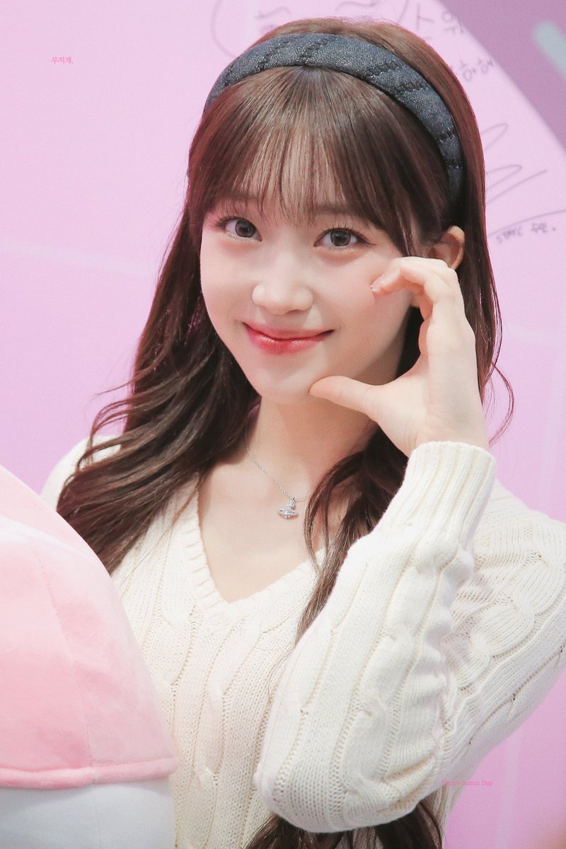 SUMINLOOK's tweet photo. her smile is so beautiful

#STAYC #SUMIN #수민 #스테이씨 https://t.co/Jt7ekZ7sK4