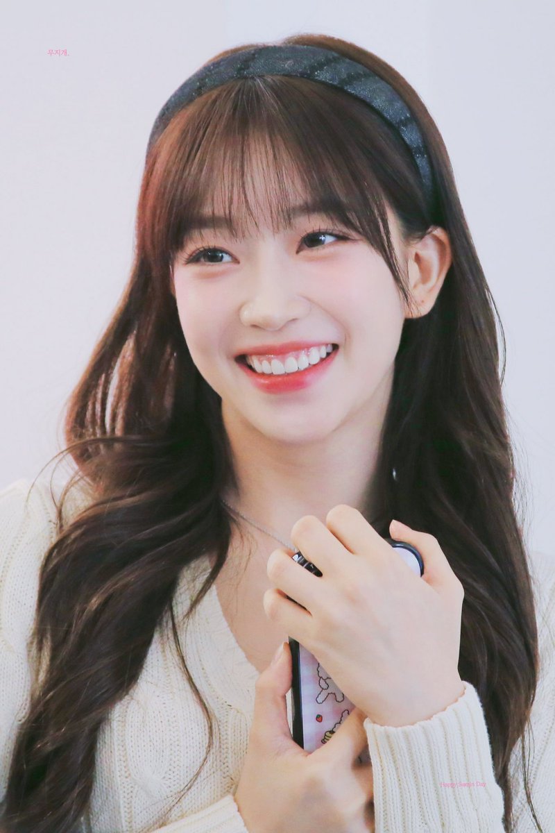 SUMINLOOK's tweet photo. her smile is so beautiful

#STAYC #SUMIN #수민 #스테이씨 https://t.co/Jt7ekZ7sK4