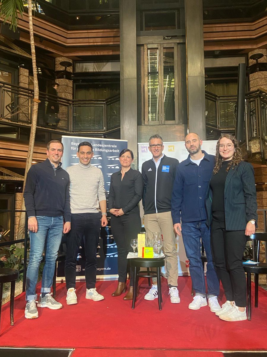 Fairplay im #Fußball und in der Gesellschaft: "Die Demonstrationen der letzten Monate für die #Demokratie  bestärken mich in meiner Arbeit, da die Mehrheit in Deutschland für Vielfalt und demokratische Werte einsteht", so <a href="/philipplahm/">Philipp Lahm</a> bei der Diskussionsrunde "Meet the Ref".