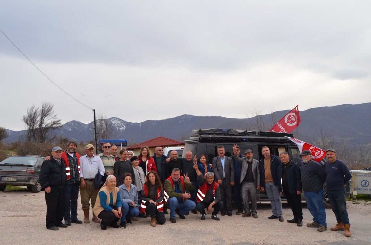 tiptokat's tweet photo. TİP Toplumcu Mimar Mühendis ekibi Yazıcık beldesinde incelemelerde bulundu. Belediyenin ihtiyaçları ve acil yapılması gerekenler not alındı, TİP umut olmaya devam ediyor! https://t.co/ENczXL5XrI