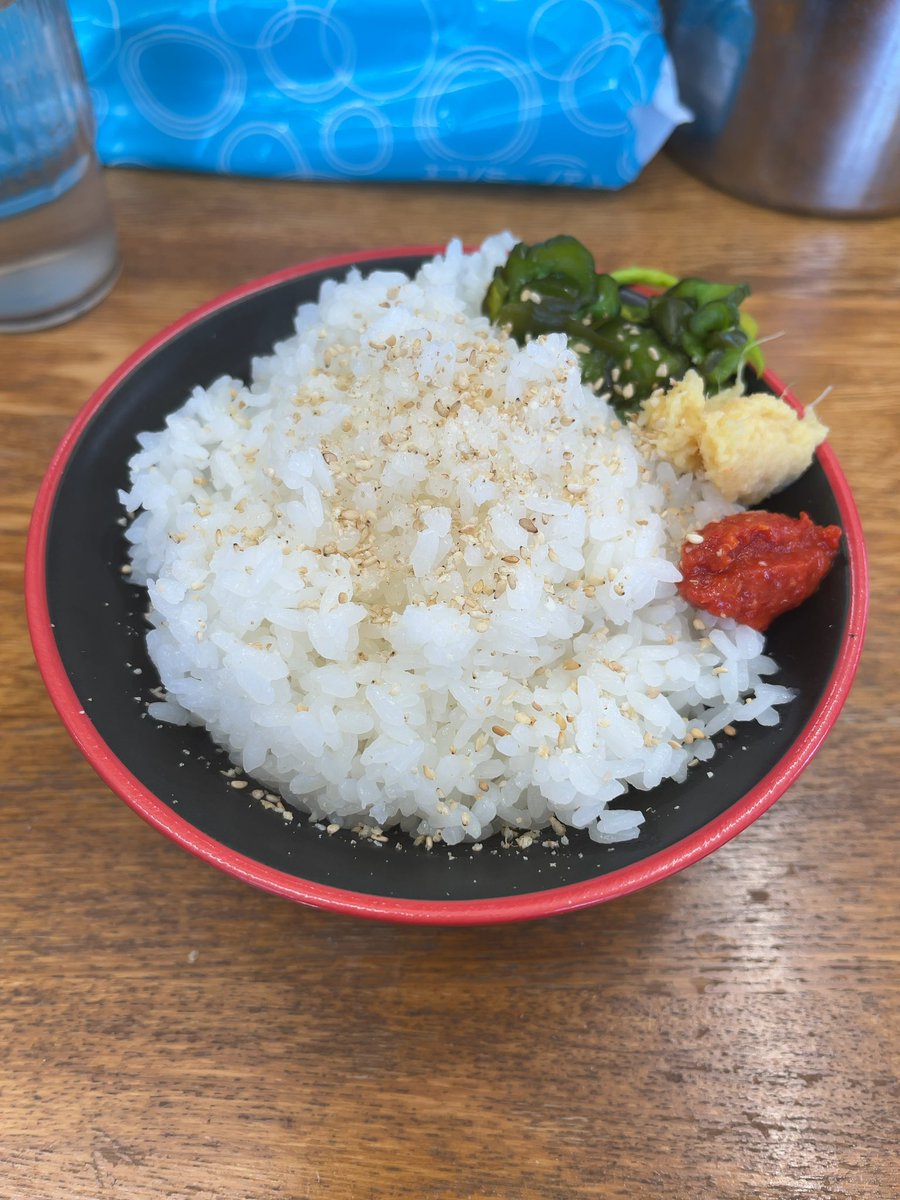麺家 紫極@さいたま新都心
全部のせラーメン
本日の限定トッピングC 
豚バラ1枚×3
♾ライス大盛り  無料
かため、こいめ、おおめ

全部のせはチャーシュー2枚、のり3枚、九条ねぎ、ほうれん草、キャベツ、味玉が乗った豪勢なラーメン👍
やさいがタップリでもこいめにしたスープは醤油が先行で濃厚👌⤴️