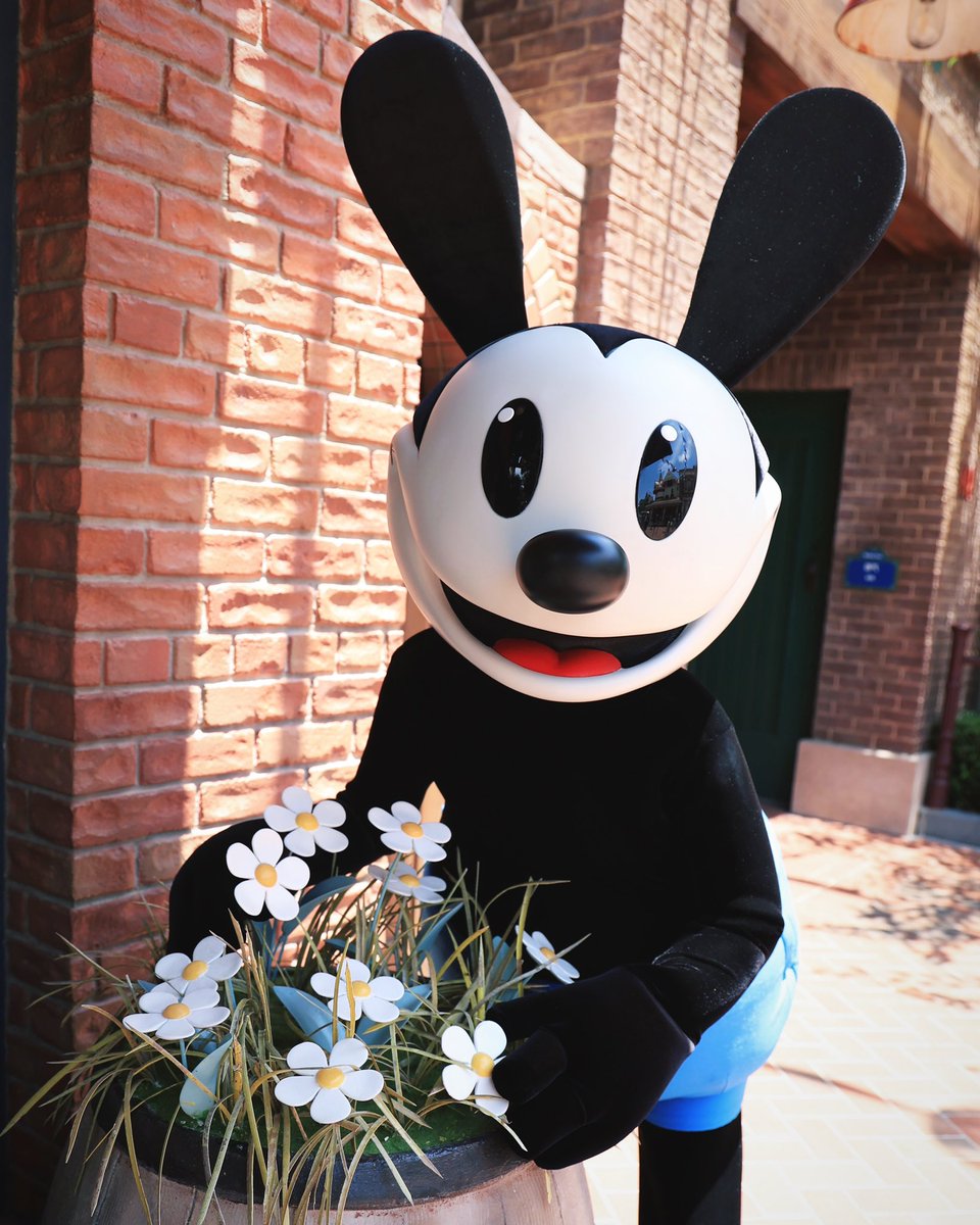 ICTTK's tweet photo. 🐰 Wishing you a Happy White Day 🤍💐

#oswald #oswaldtheluckyrabbit #オズワルド #奧斯華 #shanghaidisneyland #shdl https://t.co/hR8myTvrXM