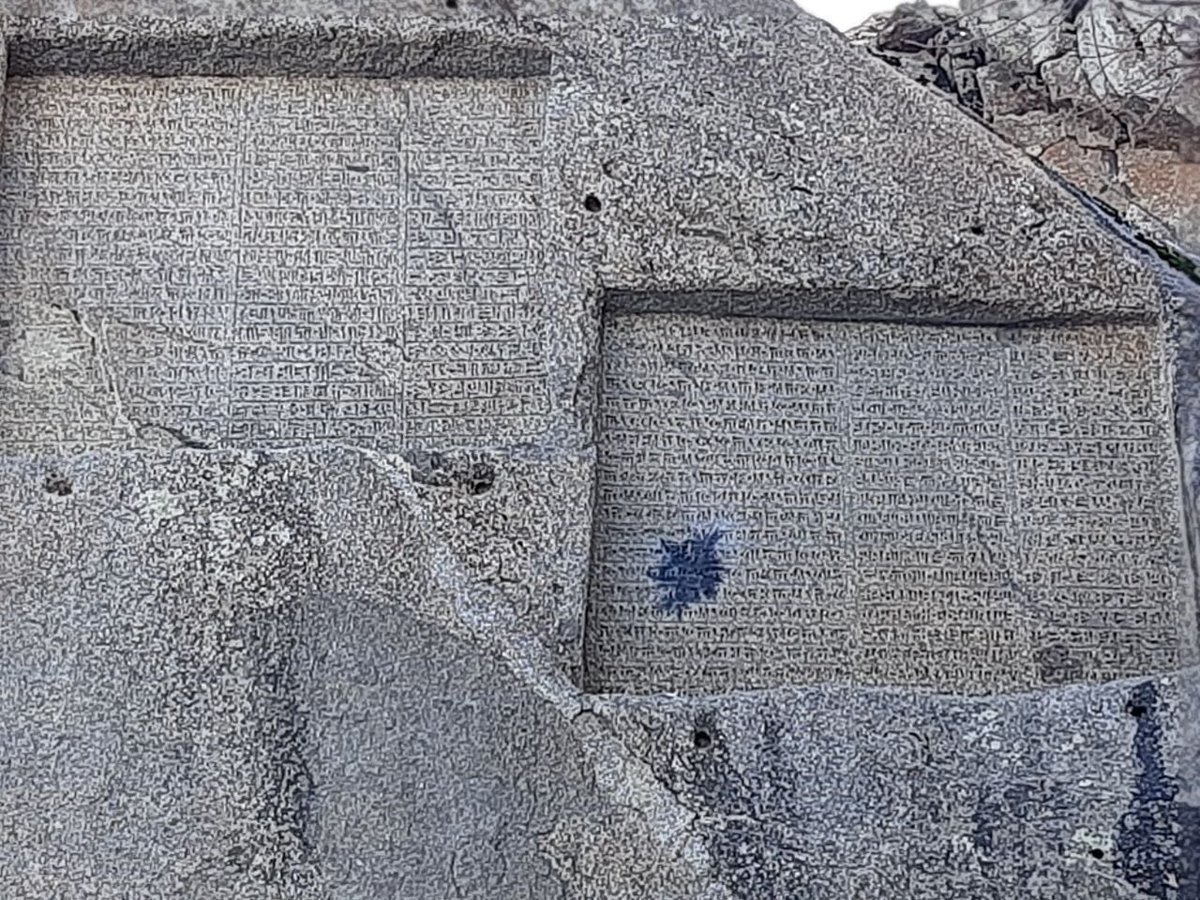 IranianPlateau's tweet photo. متاسفانه فردی ناشناس با نارنجک دستی به کتیبه‌‌ی خشایارشا هخامنشی در گنج‌نامه‌ی همدان صدمه وارد کرده است. https://t.co/SErzD3FleT