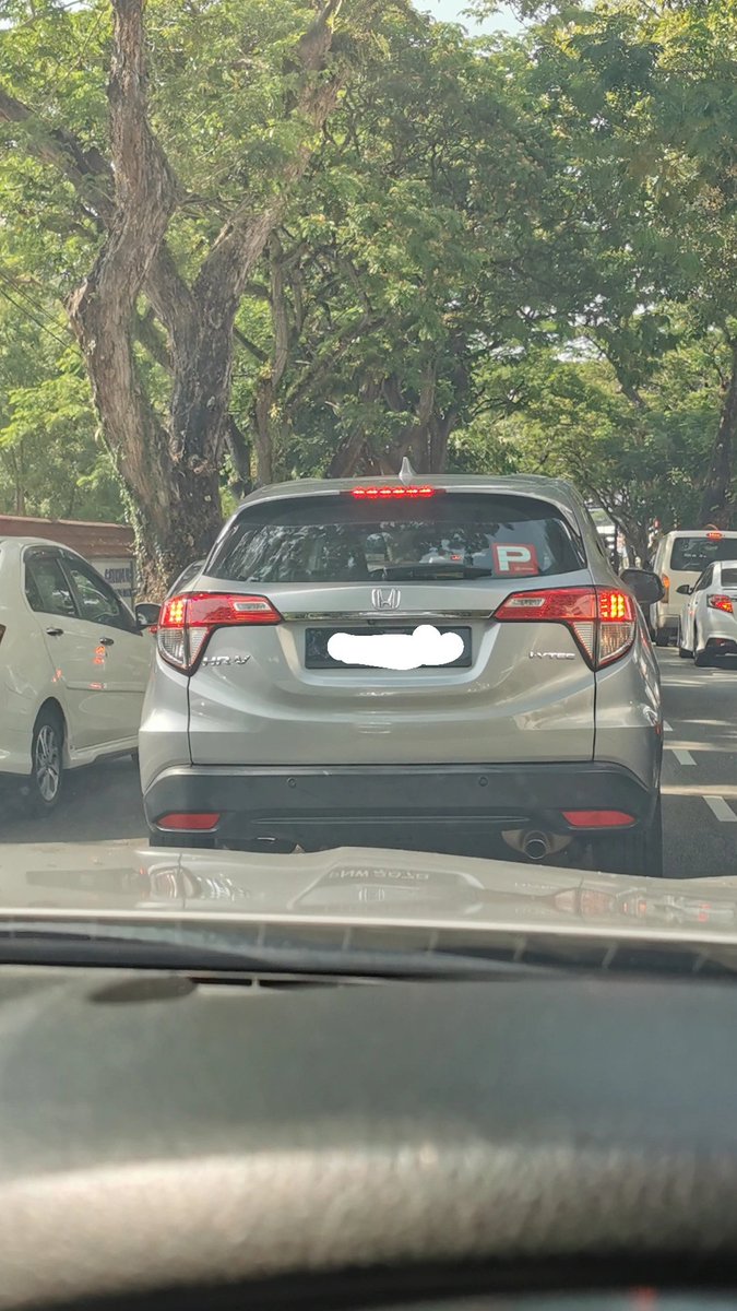 Simp_Chaos's tweet image. This fucker dunno how to drive smh. Bro has been driving in between two lanes for the majority for the entire Kelawai Road.